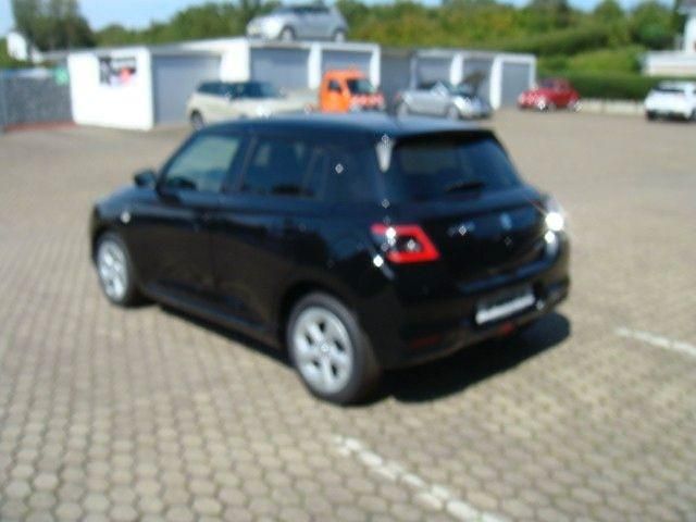 Neu Suzuki Swift Club 83 PS (61 kW) 2025 Schwarz Limousine