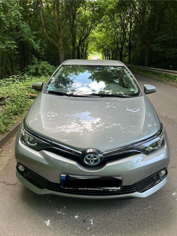 Grau Gebraucht 2018 Toyota Auris Hybrid Team Limousine | 15.900 € (Fairer Preis) - Bild 1/4