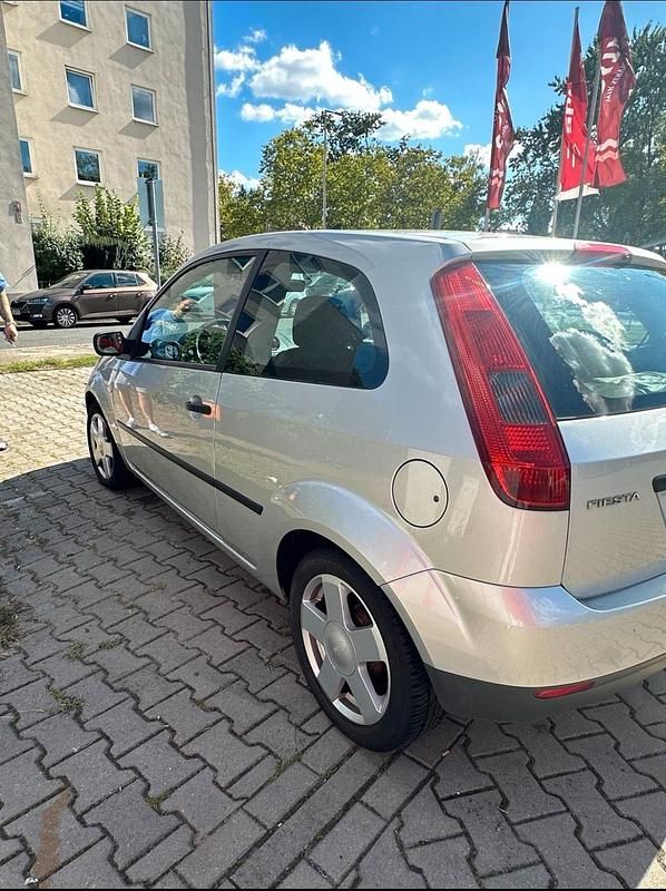 Gebraucht Ford Fiesta 60 PS (44 kW) 2004 Silber Kleinwagen