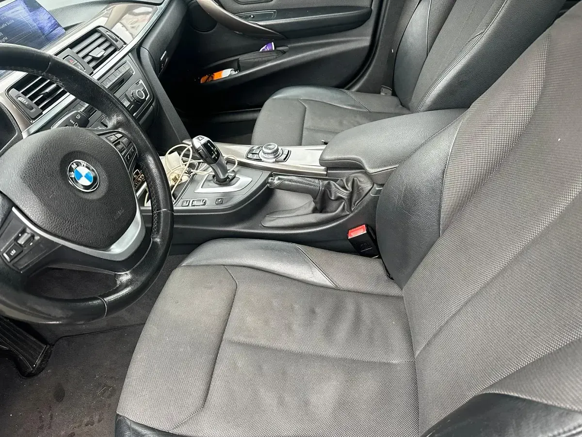Gebraucht BMW 318 143 PS (105 kW) 2013 Schwarz Limousine