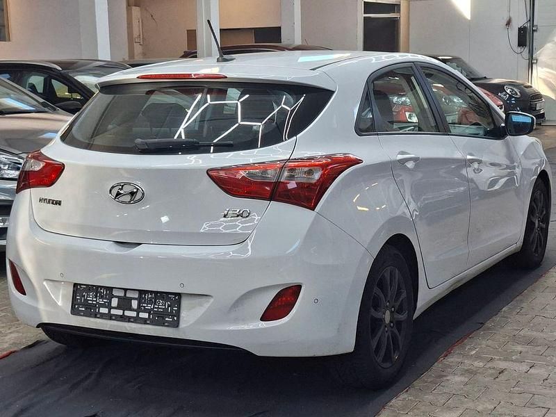 Gebraucht Hyundai i30 Trend 101 PS (74 kW) 2016 Weiß Limousine