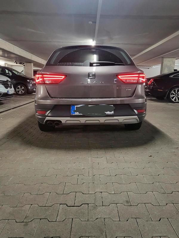 Grau Gebraucht 2014 Seat Leon X-Perience 4Drive Kombi | 10.500 € - Bild 1/4