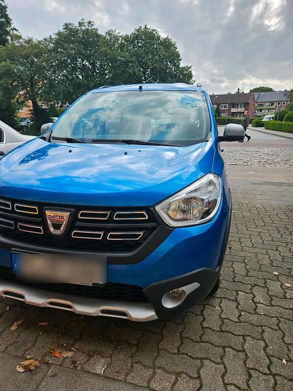 Blau Gebraucht 2019 Dacia Lodgy Stepway Van / Kleinbus | 9.700 € (Fairer Preis) - Bild 1/4