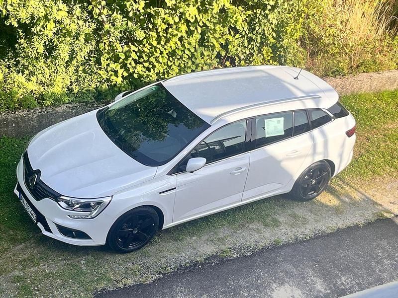 Weiß Gebraucht 2016 Renault Mégane III Intens Limousine | 9.500 € (Fairer Preis) - Bild 1/4