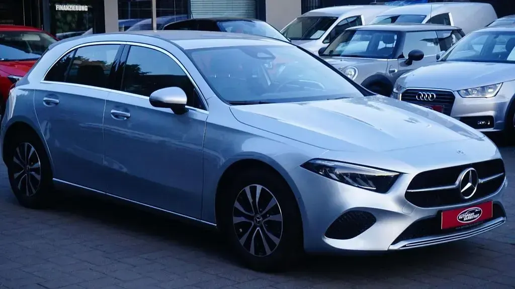 Gebraucht Mercedes A200 163 PS (119 kW) 2024 Hightechsilber metallic Kleinwagen