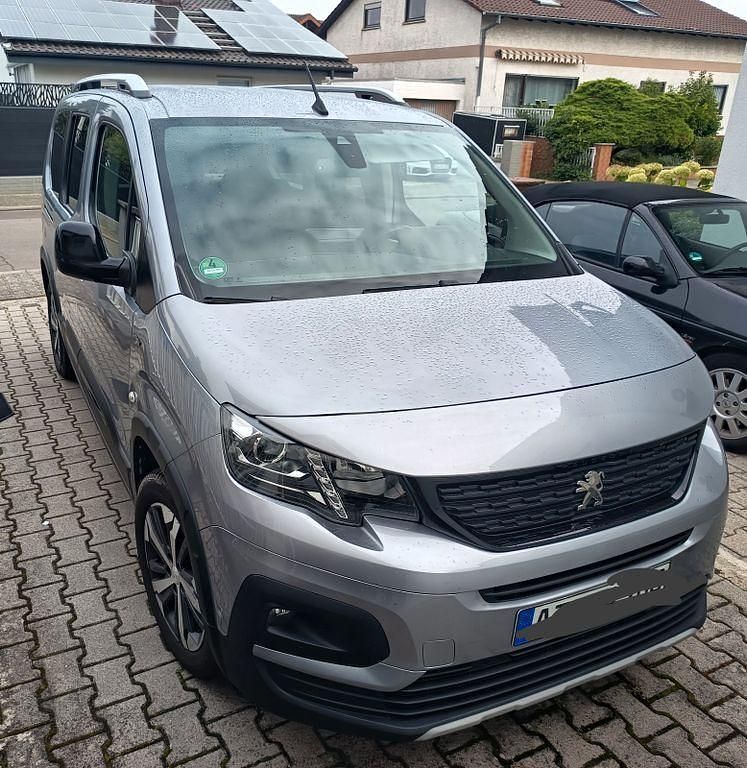 Grau Gebraucht 2020 Peugeot Rifter GT Van / Kleinbus | 17.900 € (Guter Preis) - Bild 1/4