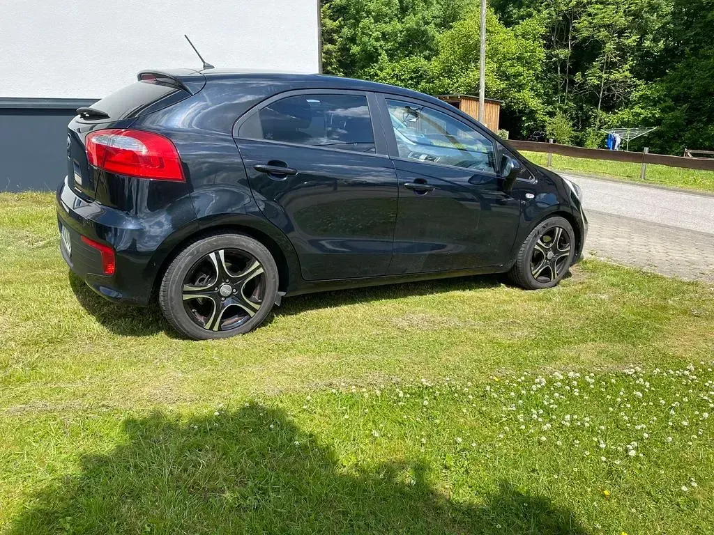 Gebraucht Kia Rio 84 PS (61 kW) 2015 Schwarz Limousine