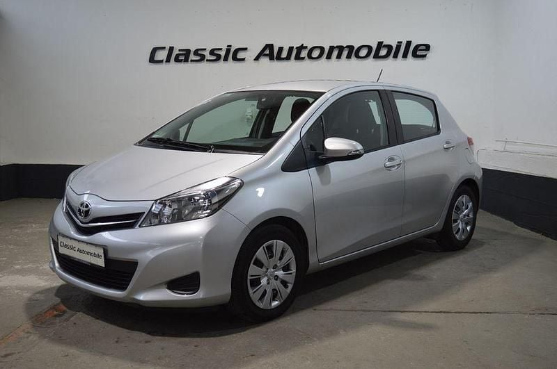 Gebraucht Toyota Yaris Life 99 PS (72 kW) 2012 Silber Kleinwagen