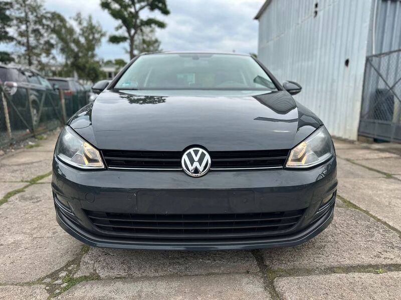 Grau Gebraucht 2013 VW Golf VII Comfortline Limousine | 5.990 € (Fairer Preis) - Bild 1/4
