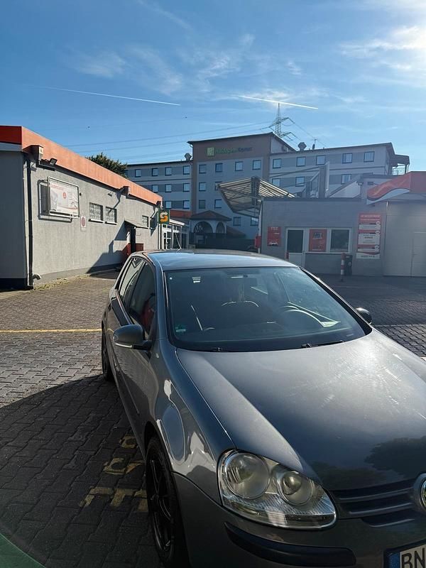 Grau Gebraucht 2005 VW Golf V Kleinwagen | 2.700 € (Fairer Preis) - Bild 1/4