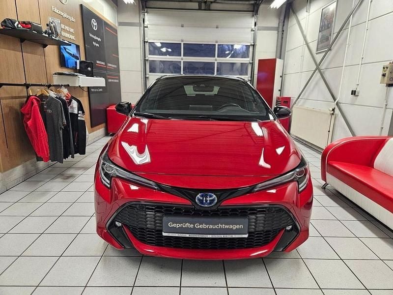 Rot Gebraucht 2019 Toyota Corolla Hybrid Club Limousine | 21.990 € (Fairer Preis) - Bild 1/4