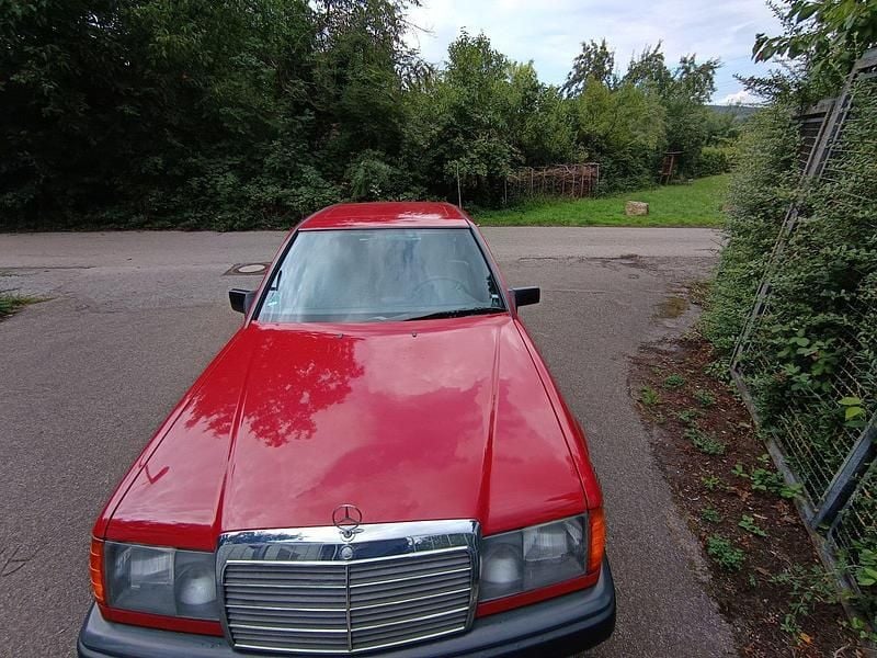 Gebraucht Mercedes E300 109 PS (80 kW) 1987 Rot Limousine