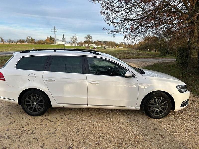 Weiß Gebraucht 2012 VW Passat Comfortline Kombi | 2.800 € (Superpreis) - Bild 1/4