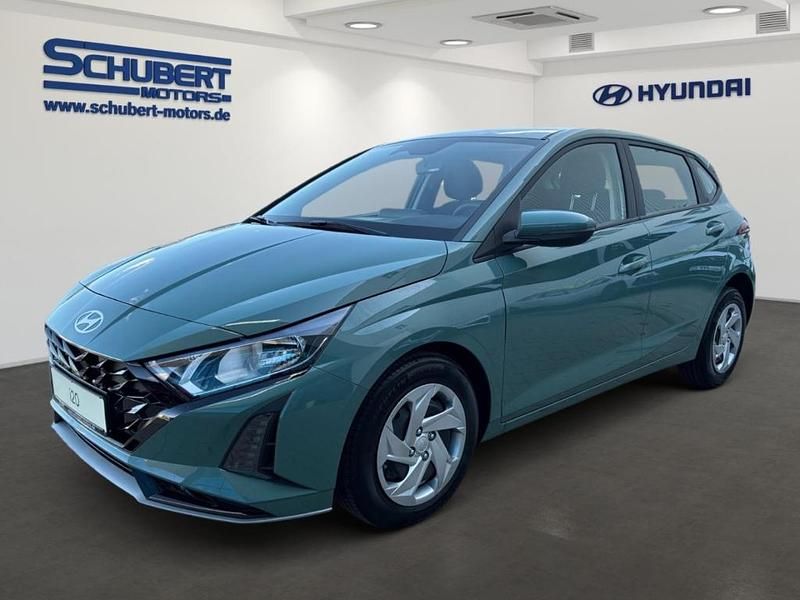 Neu Hyundai i20 Select 101 PS (74 kW) 2025 Mangrove green / mic Kleinwagen