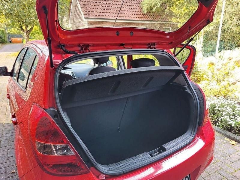 Gebraucht Hyundai i20 77 PS (56 kW) 2011 Rot Kleinwagen