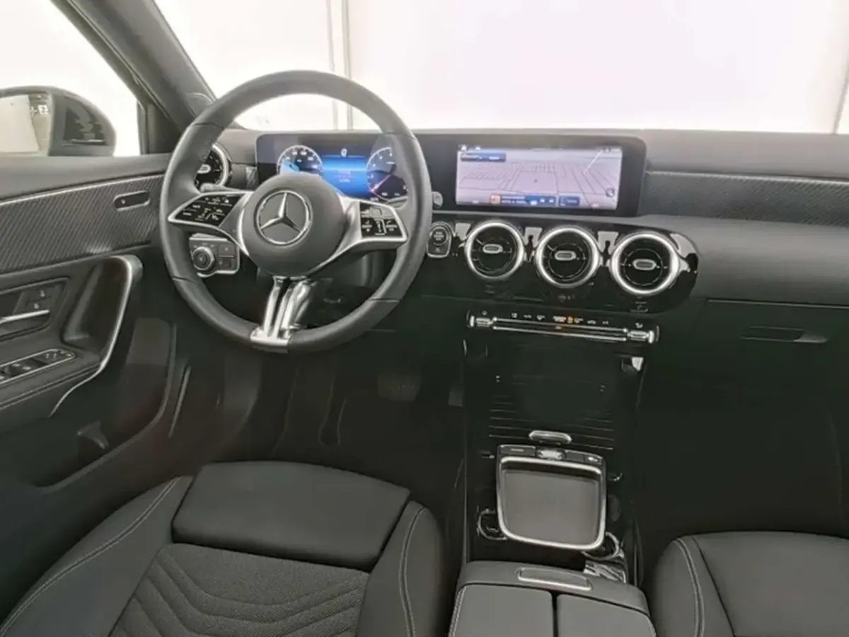 Gebraucht Mercedes A200 Advanced 163 PS (119 kW) 2025 Nachtschwarz Limousine