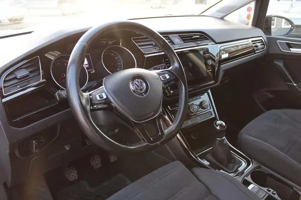 Gebraucht VW Touran Highline 150 PS (110 kW) 2019 Weiß Van / Kleinbus