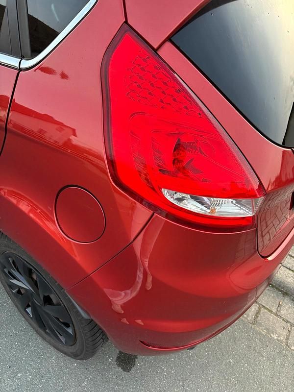 Gebraucht Ford Fiesta 75 PS (55 kW) 2008 Rot Kleinwagen