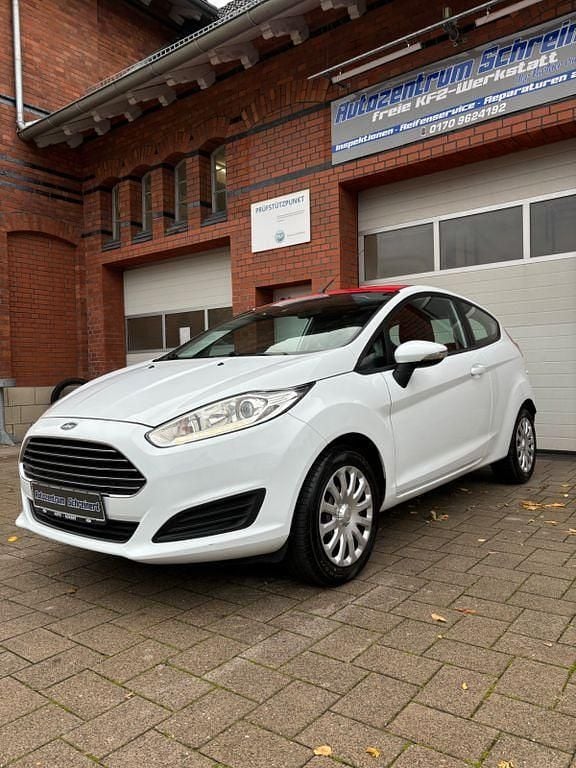 Weiß Gebraucht 2015 Ford Fiesta Trend Kleinwagen | 7.400 € (Fairer Preis) - Bild 1/4