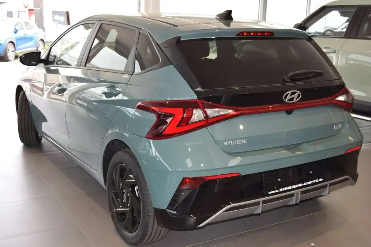 Neu Hyundai i20 Blackline 90 PS (66 kW) 2026 Grün Kleinwagen