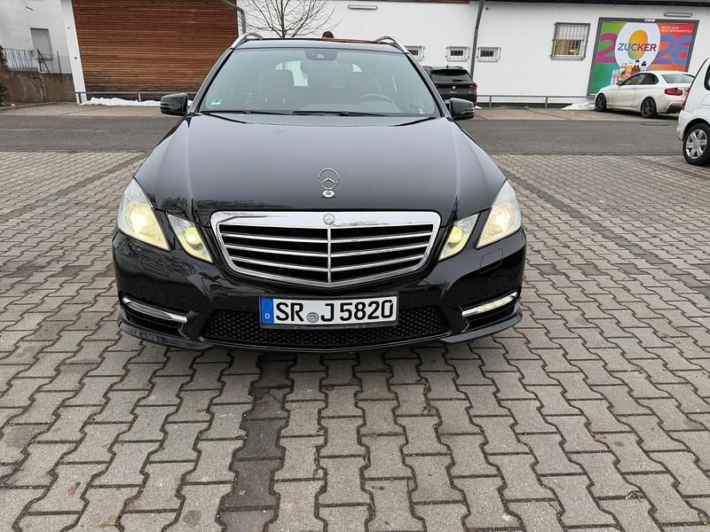 Schwarz Gebraucht 2012 Mercedes E220 AMG Kombi | 9.499 € (Guter Preis) - Bild 1/4