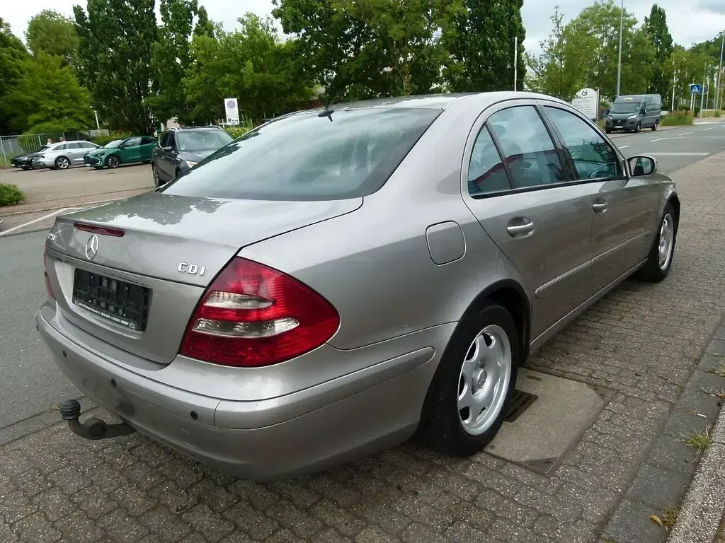 Gebraucht Mercedes E220 150 PS (110 kW) 2003 Silber Limousine