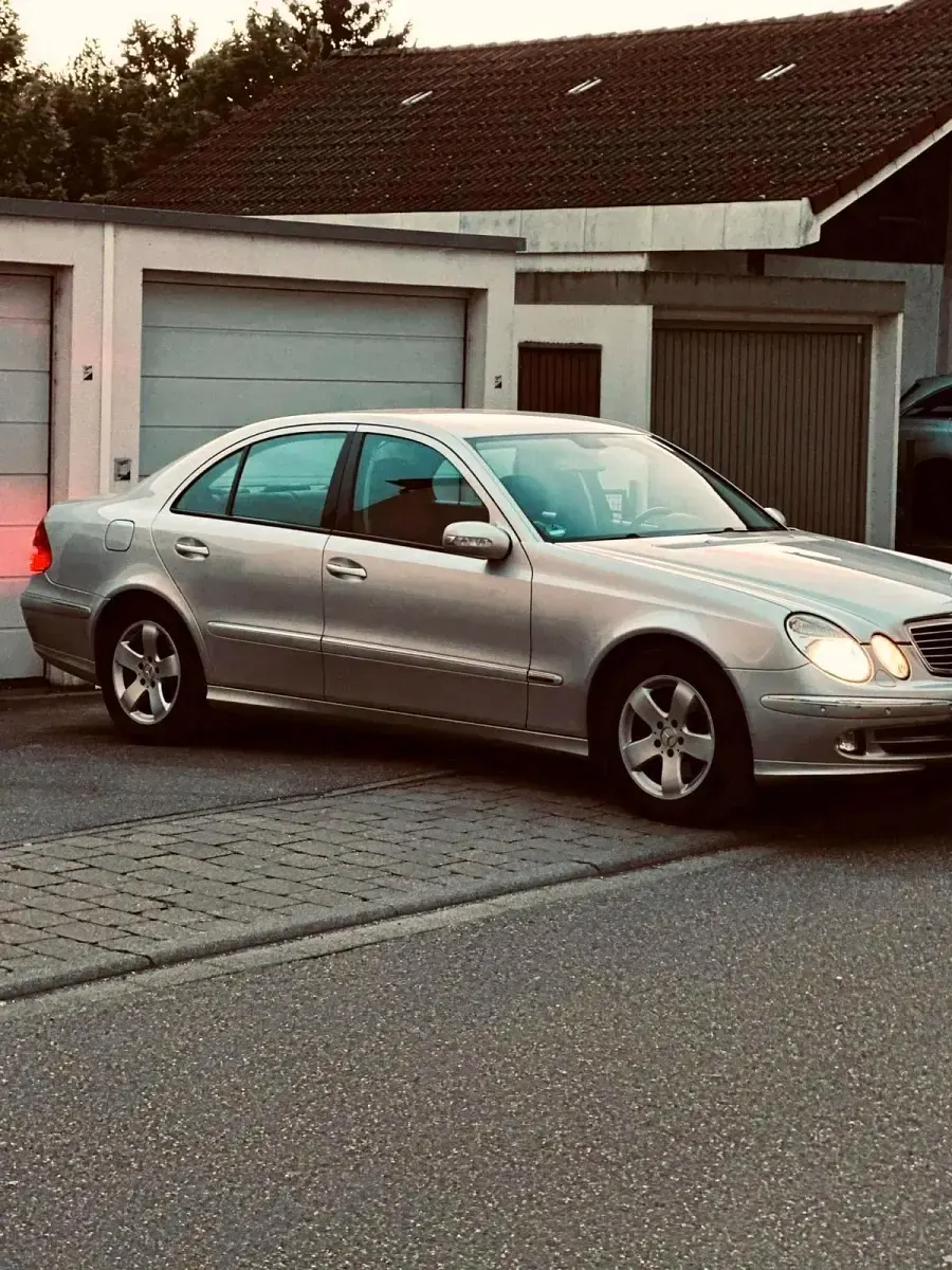 Używany Mercedes E280 237 KM (174 kW) 2005 Srebrny Sedan/Limuzyna
