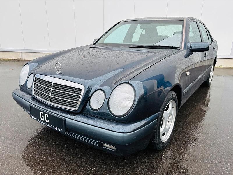 Gebraucht Mercedes E230 150 PS (110 kW) 1996 Blau Limousine