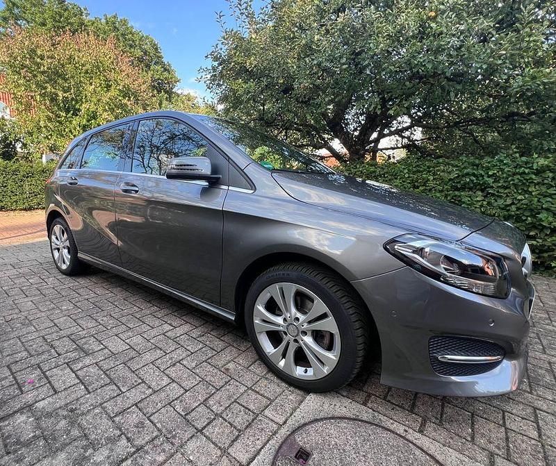 Grau Gebraucht 2016 Mercedes B180 Urban Van / Kleinbus | 14.900 € (Guter Preis) - Bild 1/4