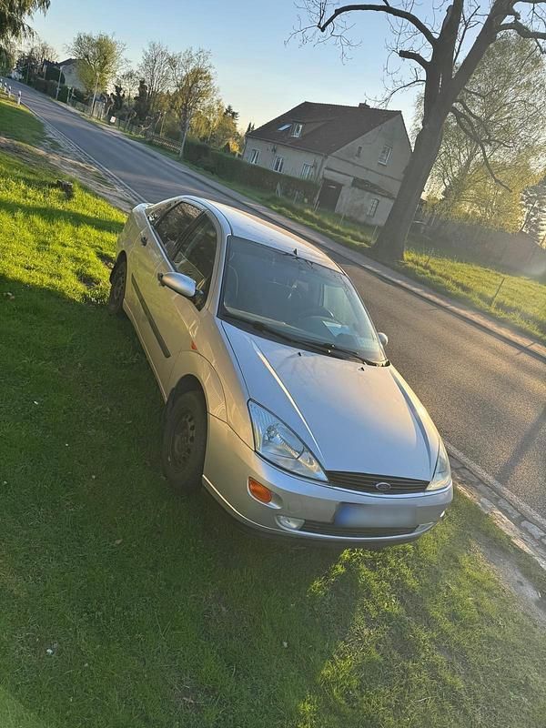 Używany Ford Focus 115 KM (84 kW) 2001 Srebrny Sedan/Limuzyna