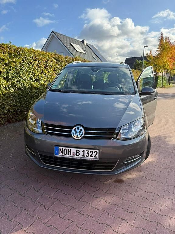 Grau Gebraucht 2018 VW Sharan Highline Van / Kleinbus | 20.900 € (Superpreis) - Bild 1/4