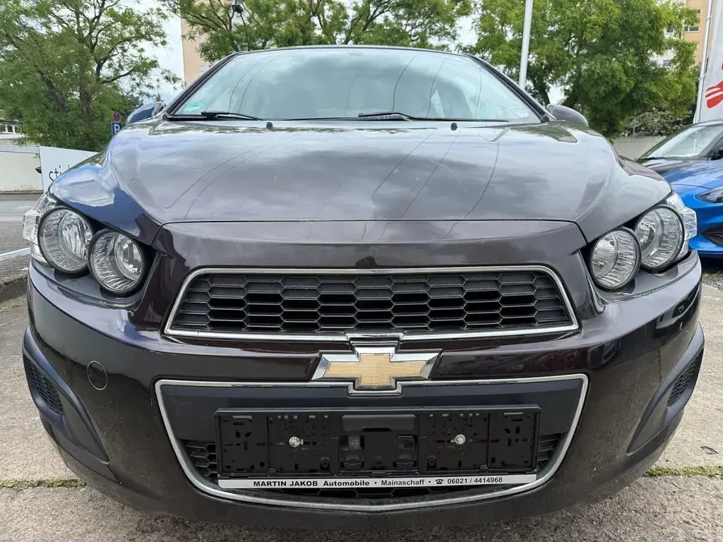 Usado Chevrolet Aveo LT 101 HP (74 kW) 2013 Castanho Citadino
