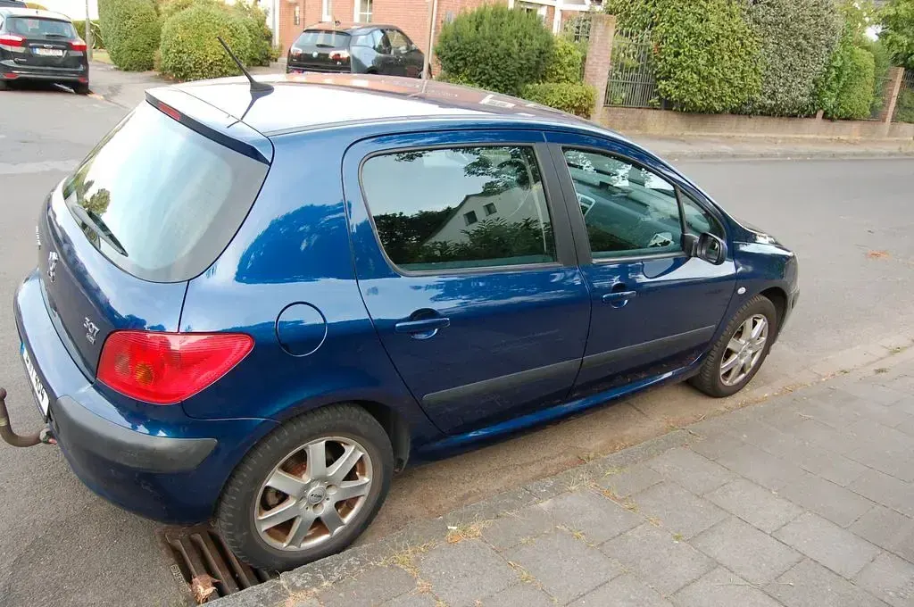 Gebraucht Peugeot 307 Tendance 107 PS (78 kW) 2003 Blau Limousine