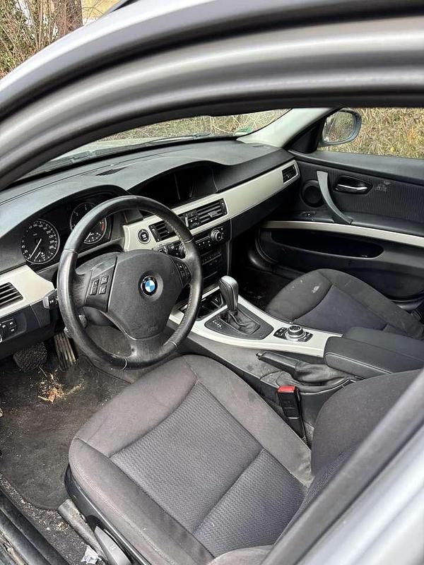 Gebraucht BMW 318 143 PS (105 kW) 2011 Grau Kombi