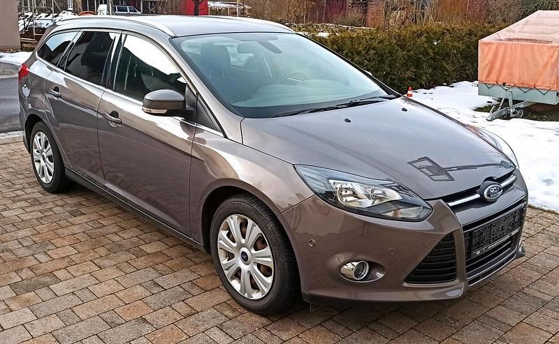 Andere farben Gebraucht 2014 Ford Focus Kombi | 7.990 € (Teuer) - Bild 1/4