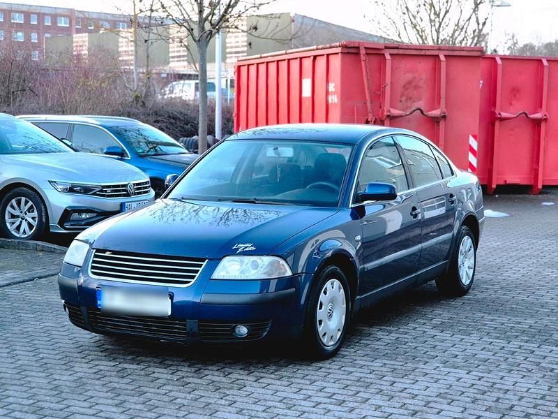 Blau Gebraucht 2002 VW Passat Limousine | 1.350 € (Fairer Preis) - Bild 1/4