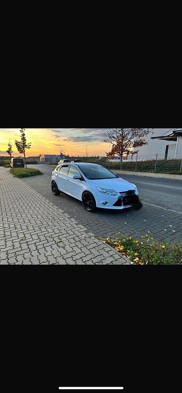 Weiß Gebraucht 2012 Ford Focus Limousine | 3.780 € (Fairer Preis) - Bild 1/4