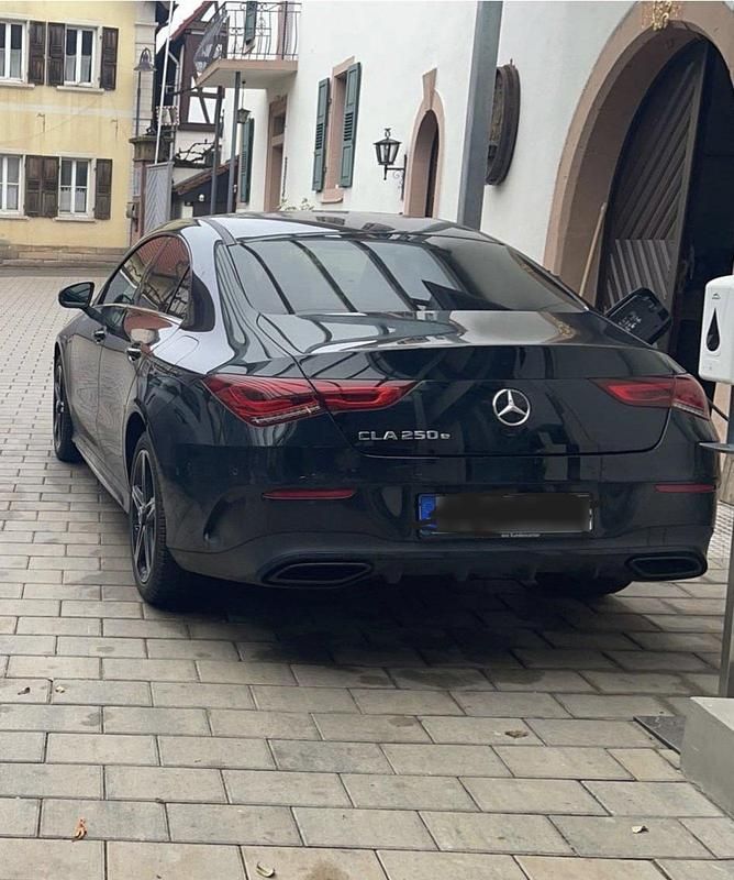 Schwarz Gebraucht 2021 Mercedes CLA250e AMG line Limousine | 30.900 € (Etwas zu teuer) - Bild 1/4
