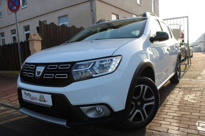 Weiß Gebraucht 2018 Dacia Sandero Celebration Kleinwagen | 8.999 € (Fairer Preis) - Bild 1/4