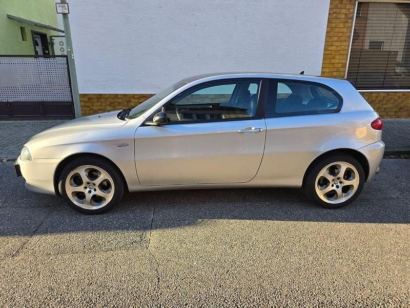 Silber Gebraucht 2007 Alfa Romeo 147 Kleinwagen | 2.300 € (Teuer) - Bild 1/4