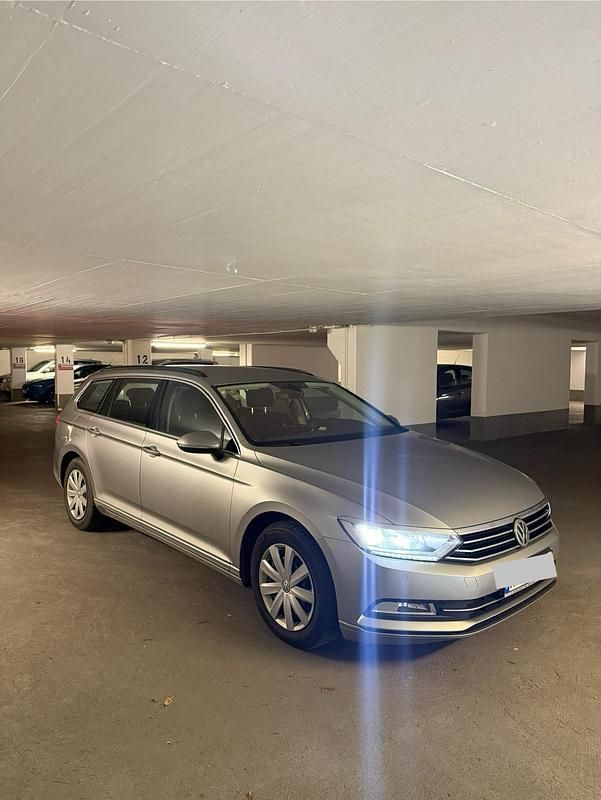 Silber Gebraucht 2015 VW Passat Trendline Kombi | 9.199 € (Guter Preis) - Bild 1/4