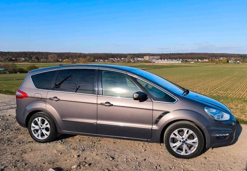 Braun Gebraucht 2013 Ford S-MAX S Van / Kleinbus | 10.899 € - Bild 1/4