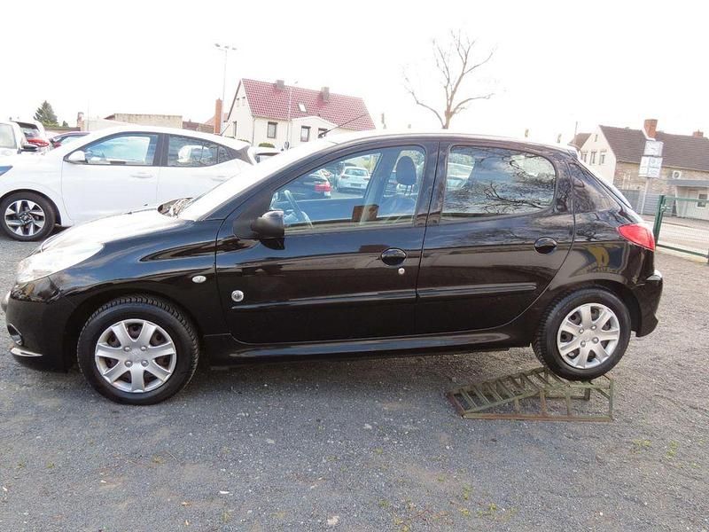 Gebraucht Peugeot 206 73 PS (53 kW) 2012 Schwarz Kleinwagen