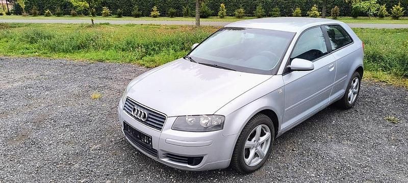 Silber Gebraucht 2004 Audi A3 Attraction Limousine | 1.999 € (Guter Preis) - Bild 1/4