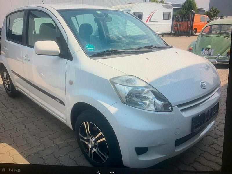 Weiß Gebraucht 2008 Daihatsu Sirion Kleinwagen | 2.390 € (Fairer Preis) - Bild 1/4