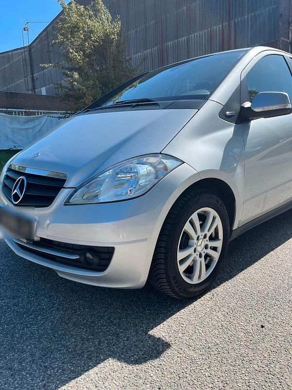 Silber Gebraucht 2010 Mercedes A180 Kleinwagen | 2.799 € (Fairer Preis) - Bild 1/4