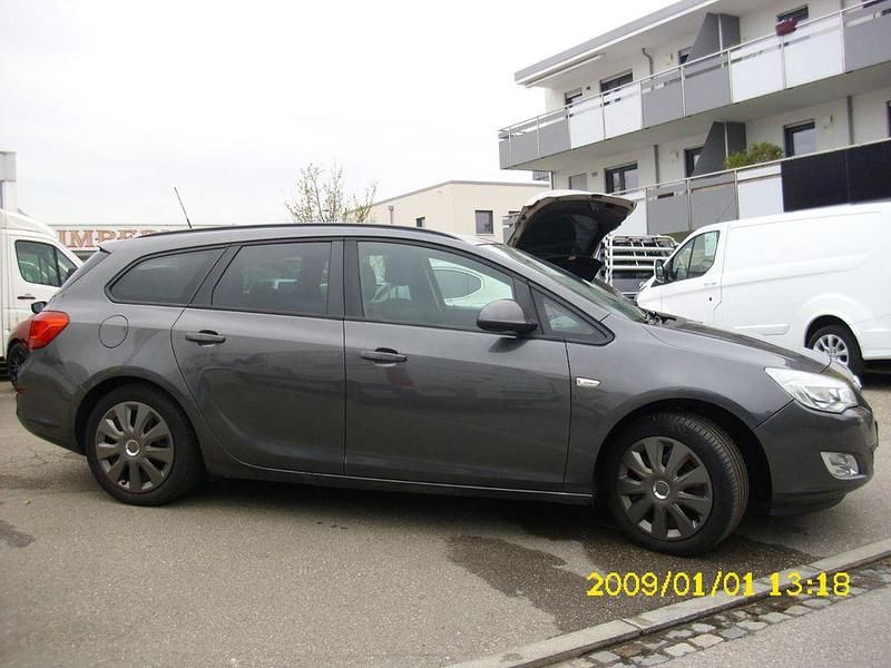 Gebraucht Opel Astra Design Edition 140 PS (102 kW) 2011 Grau Kombi
