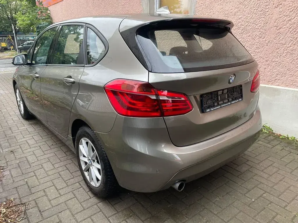 Gebraucht BMW 218 Active Tourer Basis 136 PS (100 kW) 2016 Silber Van / Kleinbus