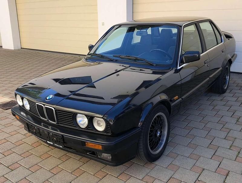 Schwarz metallic Gebraucht 1989 BMW 320 Limousine | 39.990 € - Bild 1/4