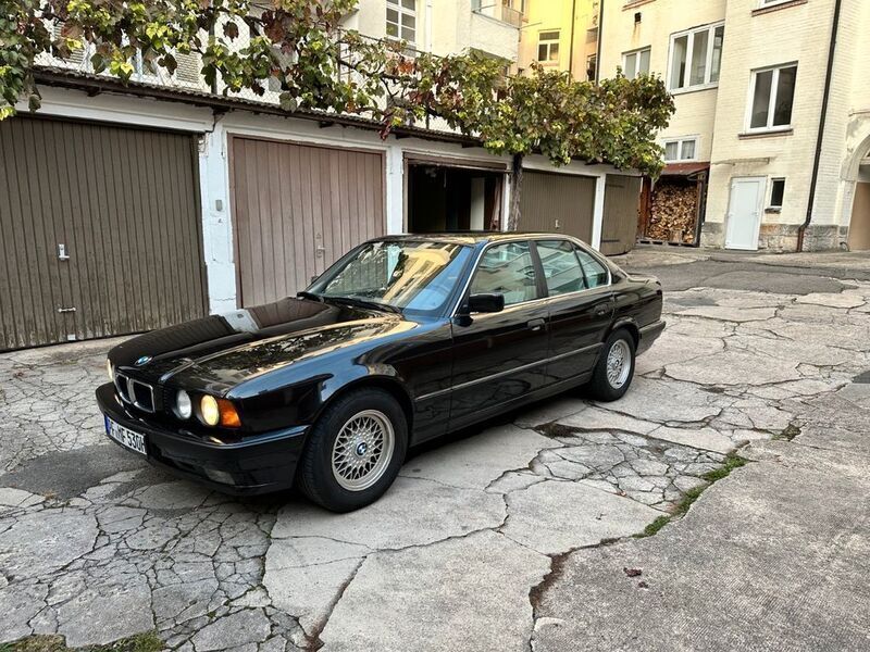 Schwarz Gebraucht 1992 BMW 530 Limousine | 13.500 € - Bild 1/4